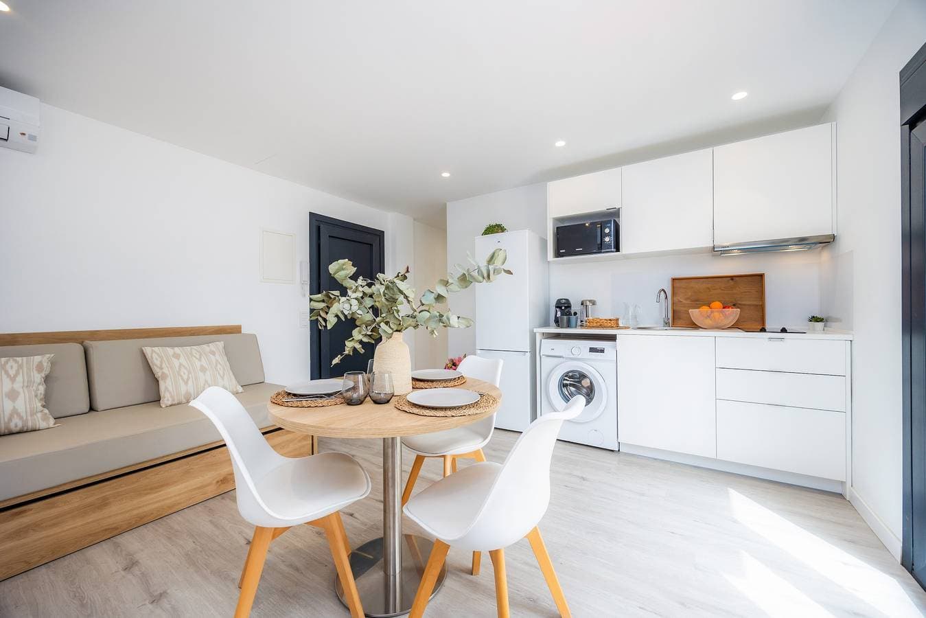 Foto 9 von 27: Ferienwohnung 'White Suites 2' mit Gemeinschaftspool, WLAN und Klimaanlage
