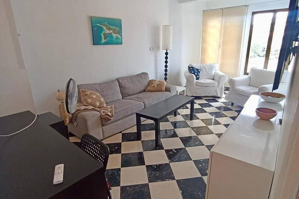 Foto 9 von 22: Cozy 2-bedroom apartment with WiFi, air-con and a  rooftop terrace with bbq.