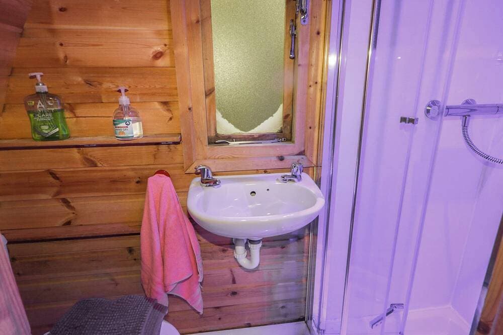 Foto 5 von 13: River View Pod, pet friendly, with open fire in Muff, County Donegal