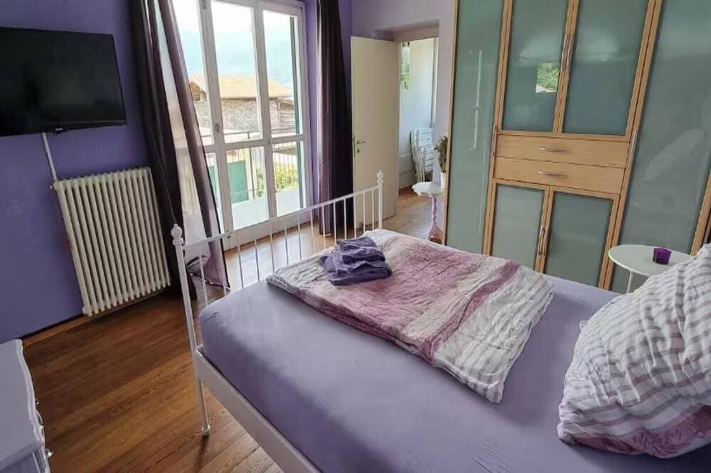 Foto 3 von 30: Elegant & Spacious Lakefront Retreat with Pool, Beach Access & Panoramic Views