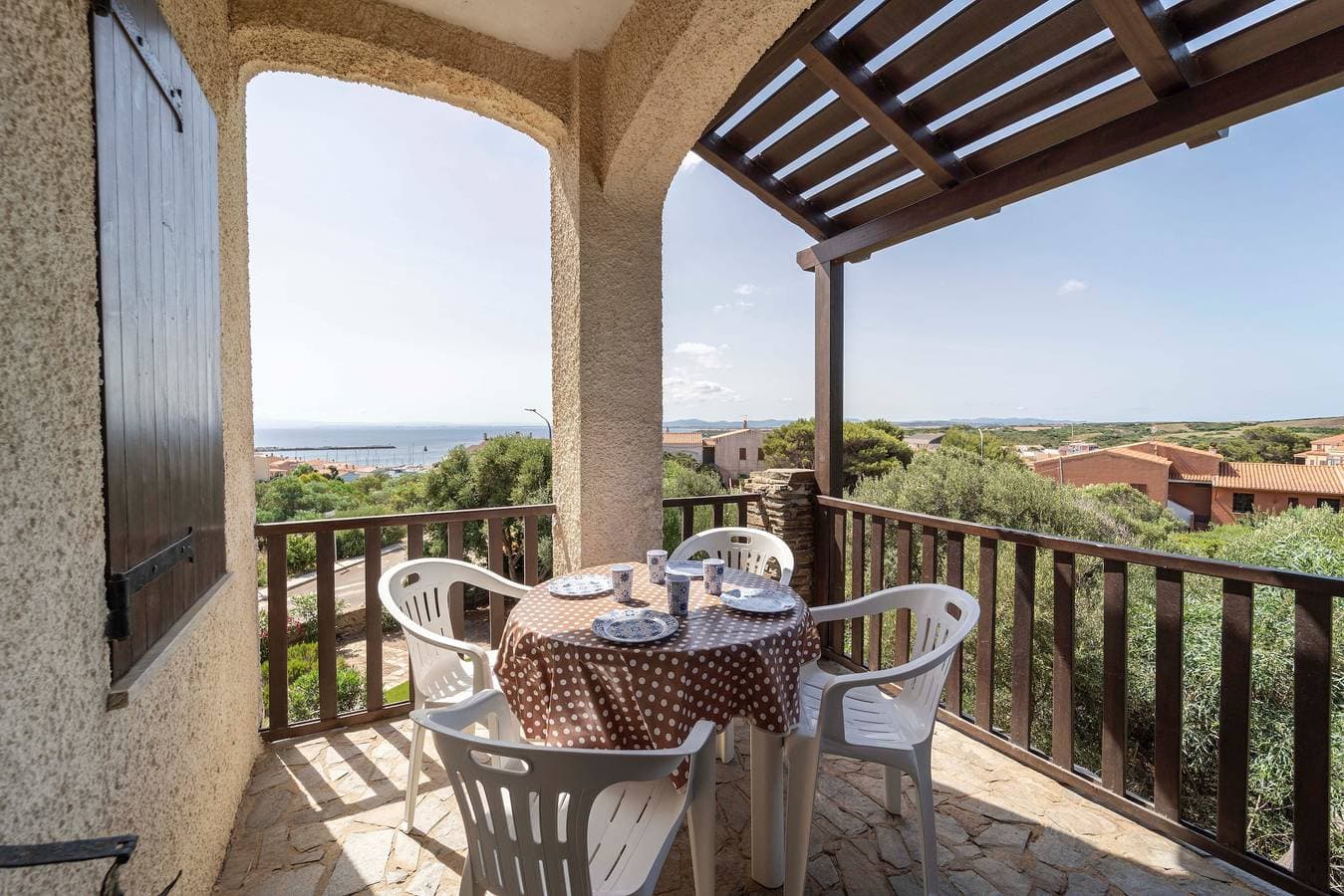 Foto 4 von 27: Appartement "Stintino Sea Front Apartments B" mit Meerblick, Balkon und gemeinsamem Garten