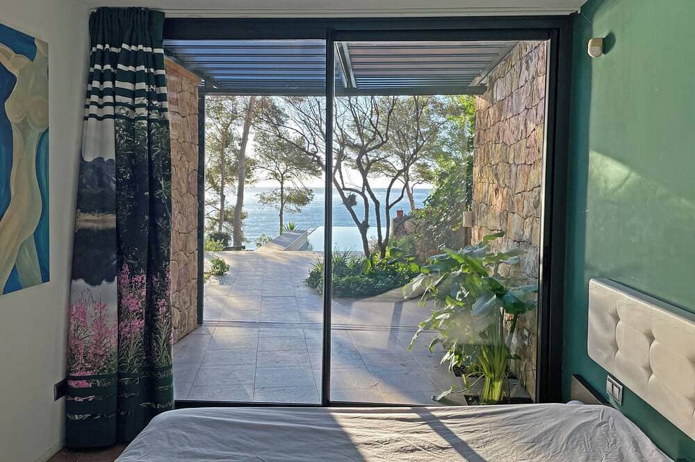 Foto 4 von 30: Luxury Seafront Villa • Infinity Pool - Walk to Beach