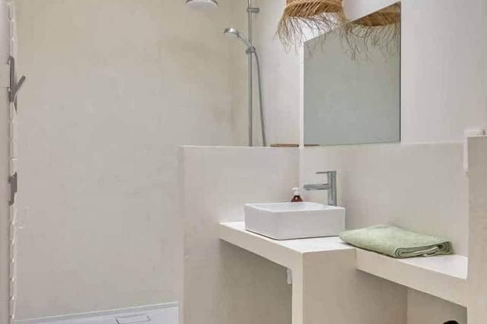 Foto 4 von 25: Casa ZaO Jolie maison en bois brut de 50m2 à