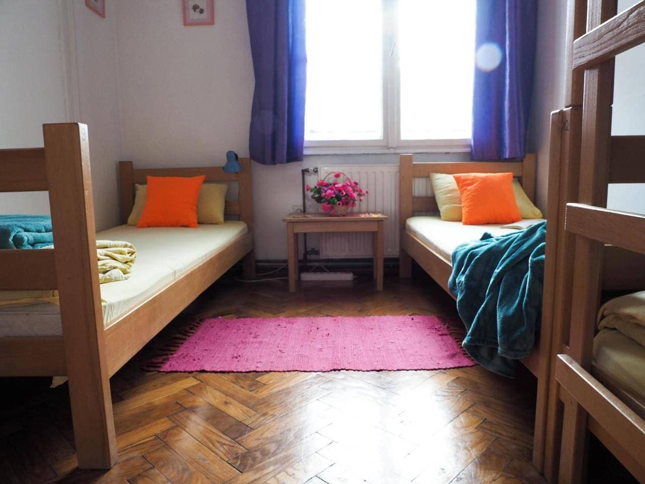 Foto 6 von 18: Twin Room with Shared Bathroom
