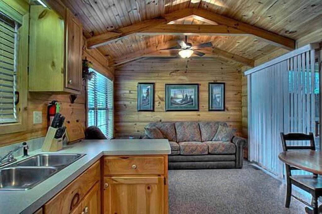 Foto 7 von 16: Cozy Creek: Cozy Cabin with Large Deck Overlooking Mountain Stream