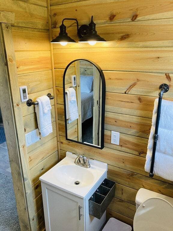 Foto 9 von 13: 8 miles to Mount Rushmore - Sleeps 2 - King Bed
