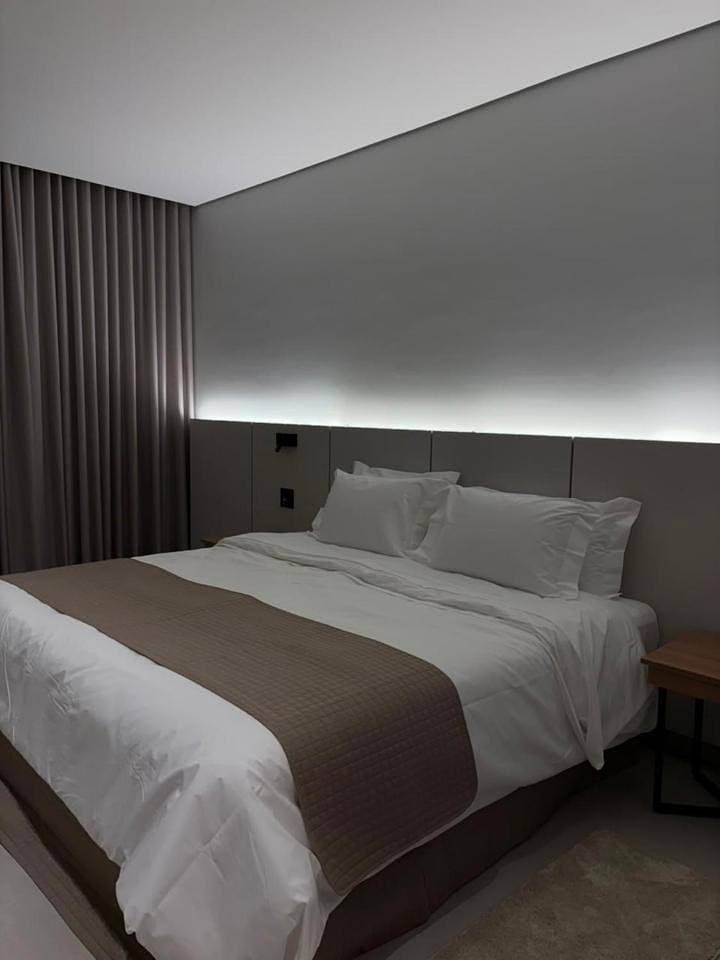 Foto 13 von 13: King Room with Roll-In Shower - Disability Access