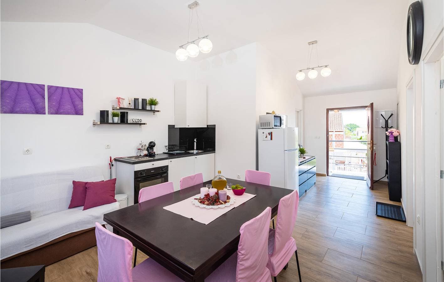 Foto 6 von 37: Ferienwohnung am Meer mit Terrasse, Küche und Parkplatz in der Nähe von Novigradsko Mehr