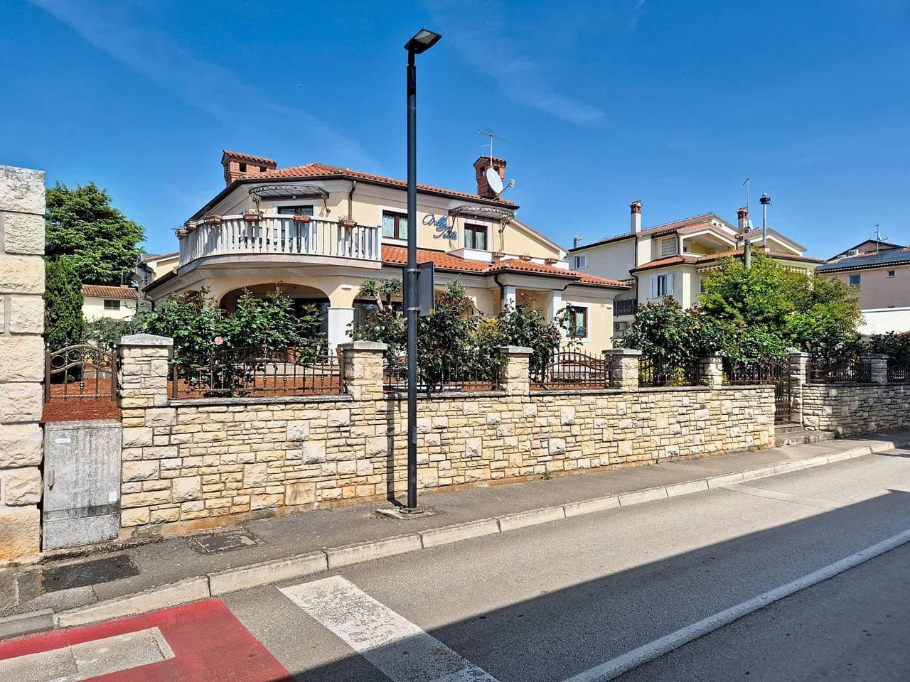 Sehr schönes Dreifamilienhaus Villa Teuta 1