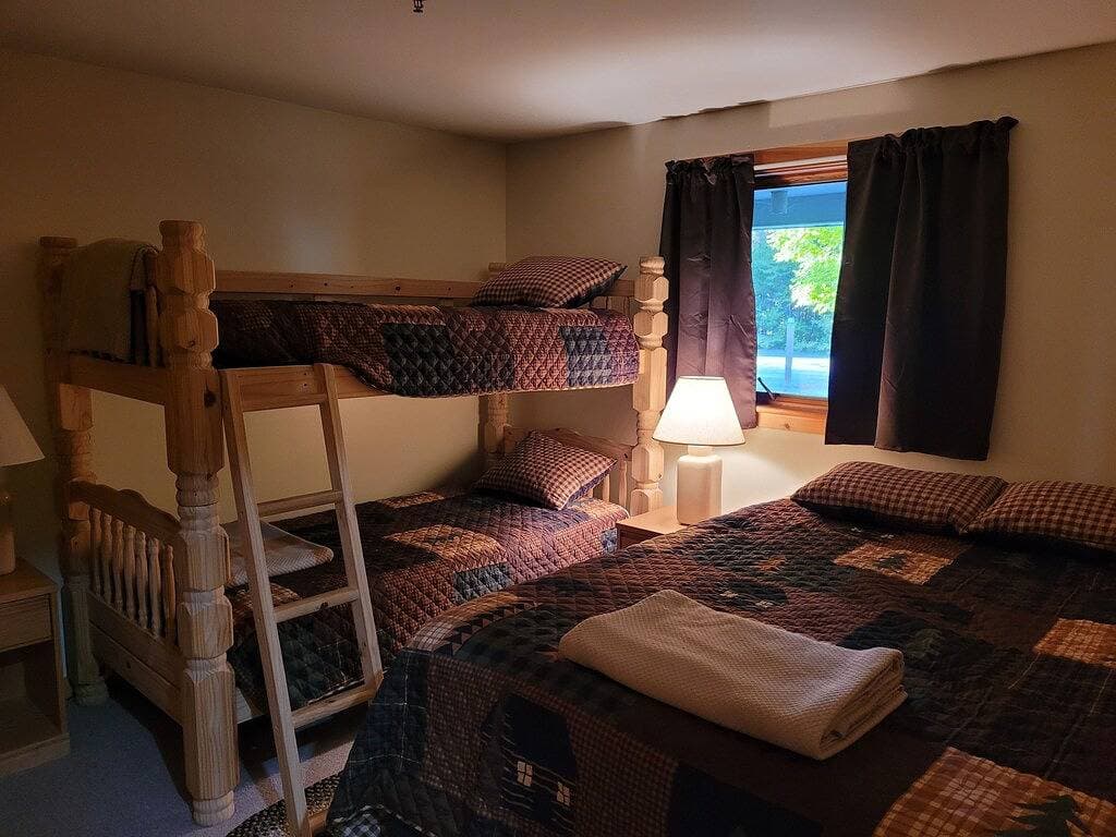 Snowbrook: Ski in/out access with pool, hot-tub, and sauna for après ski! 1