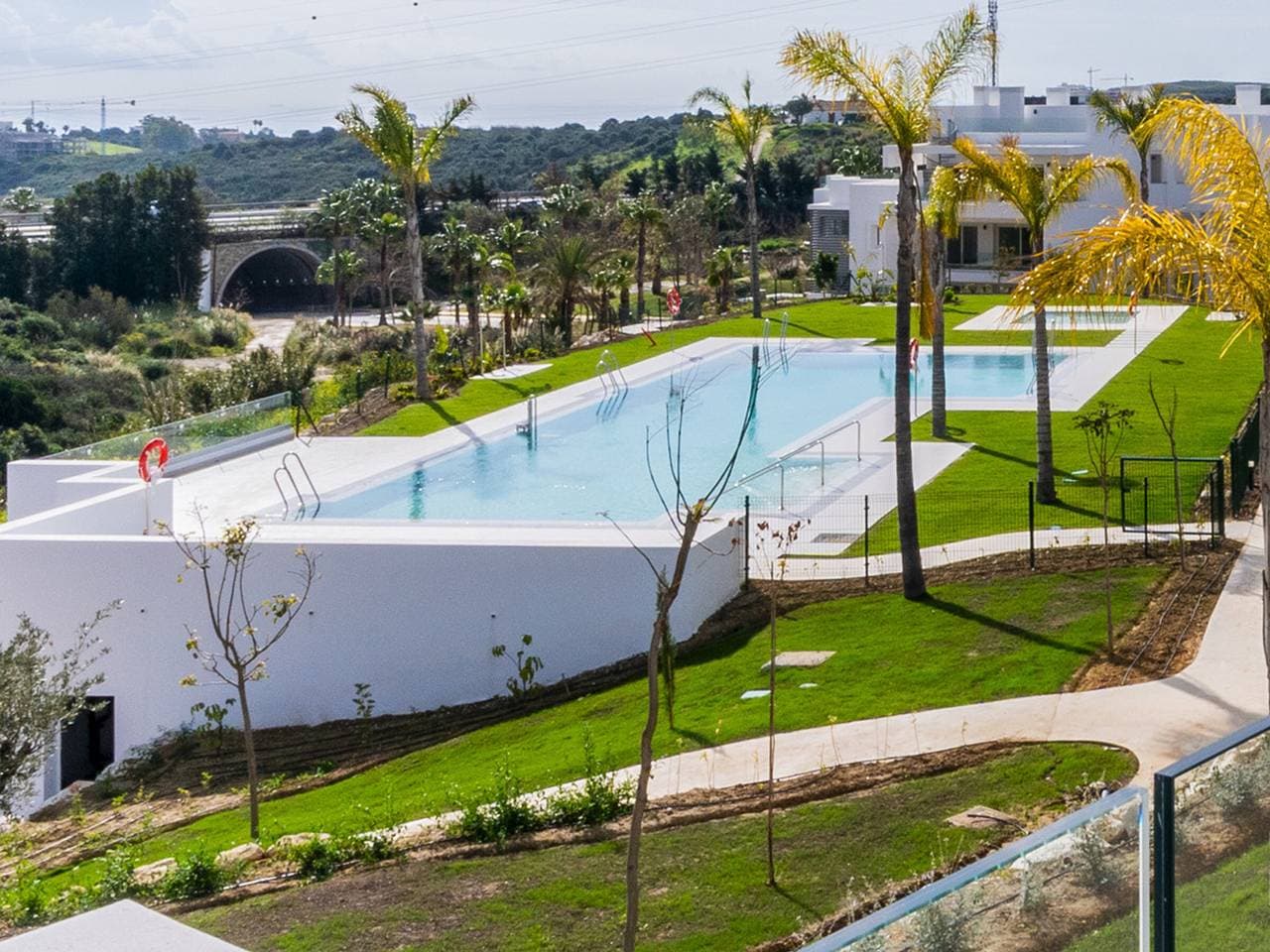 Foto 4 von 36: Modernes 1-Schlafzimmer-Apartment in der Nähe von Estepona mit exklusivem Lagunenzugang