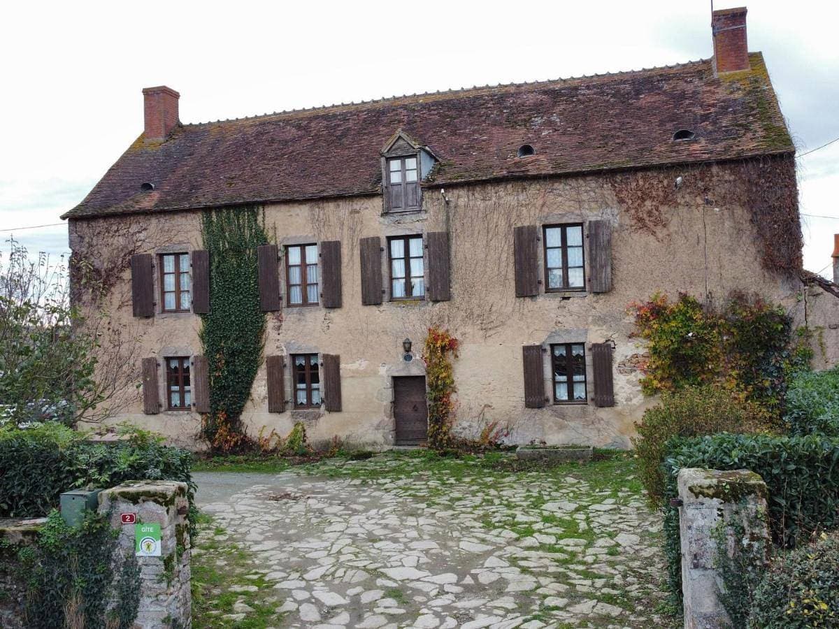Grande maison de maître avec piscine chauffée dans le Berry - FR-1-591-150 1
