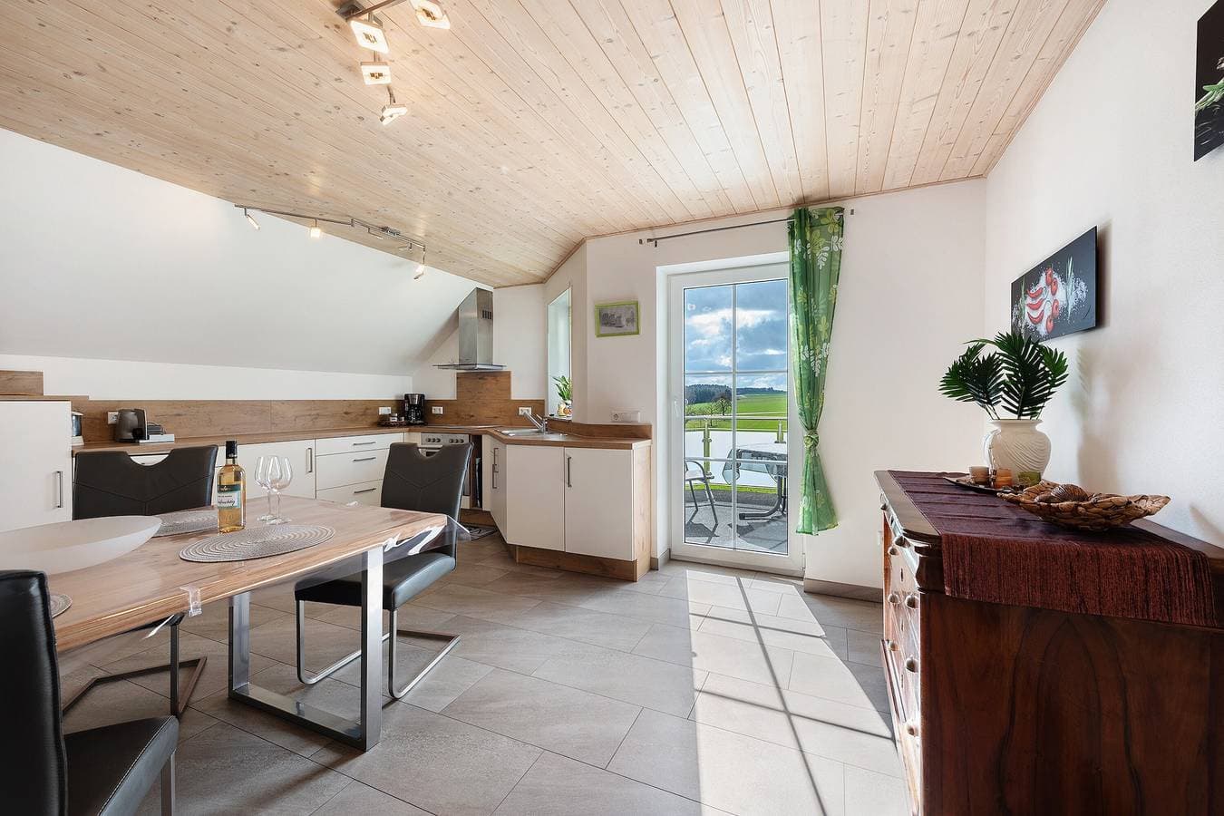Foto 5 von 25: Gemütliche Ferienwohnung im Dachgeschoss "Vogelsang" mit Bergblick, WLAN & Balkon