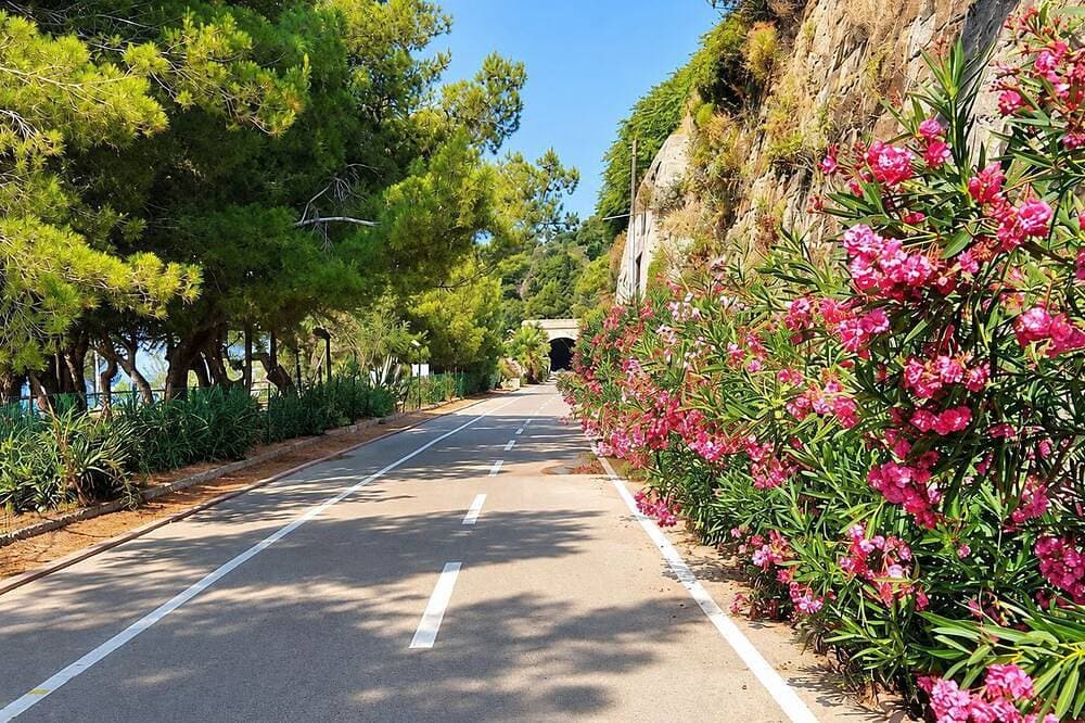 Foto 9 von 23: La Loggia sul Mare, a beachfront apartment just a few steps from the beaches.