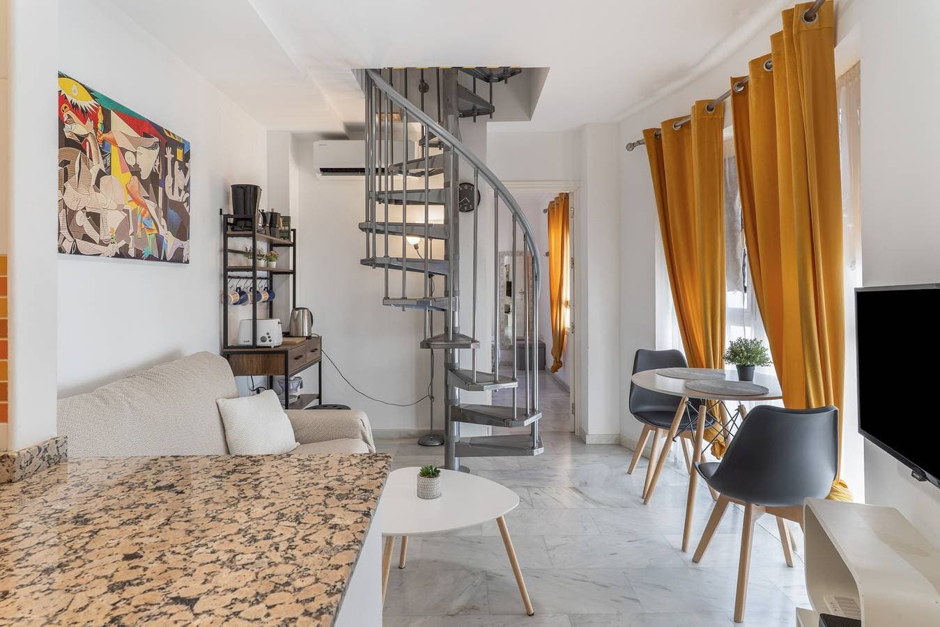 Foto 2 von 21: Apartment 'Ático Céntrico A 2min De La Playa' mit privater Terrasse, WLAN und Klimaanlage