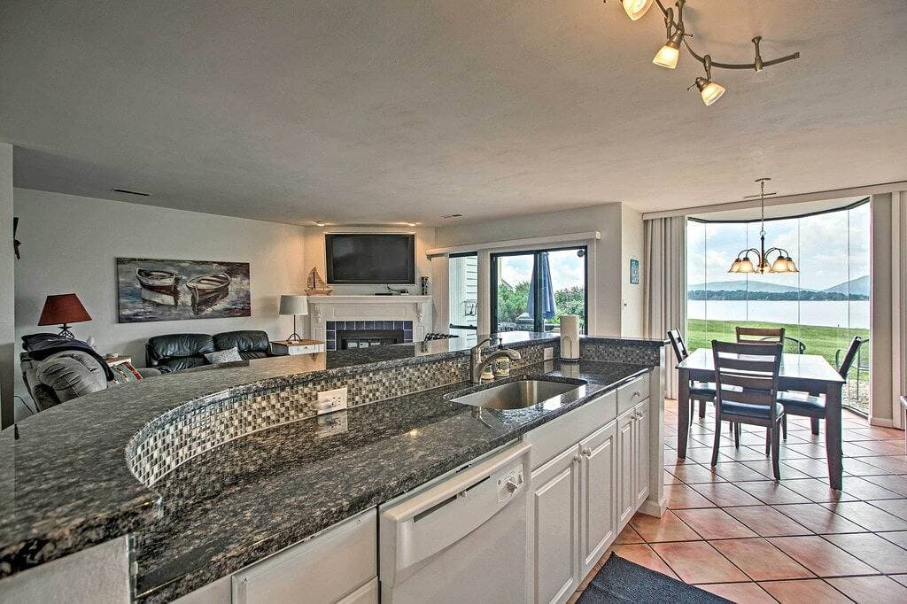 Foto 10 von 27: Neu! Resort Condo mit Zugang zum Pool auf Smith Mtn Lk!