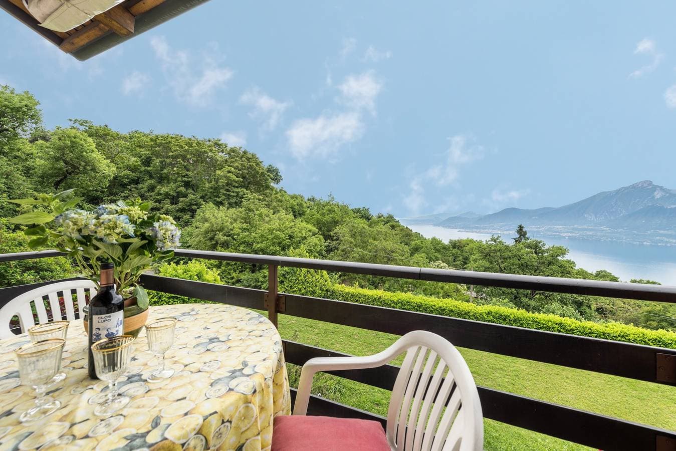 Foto 7 von 25: Gemütliche Ferienwohnung mit Balkon, Seeblick und WLAN; Parkplätze vorhanden, Haustiere erlaubt