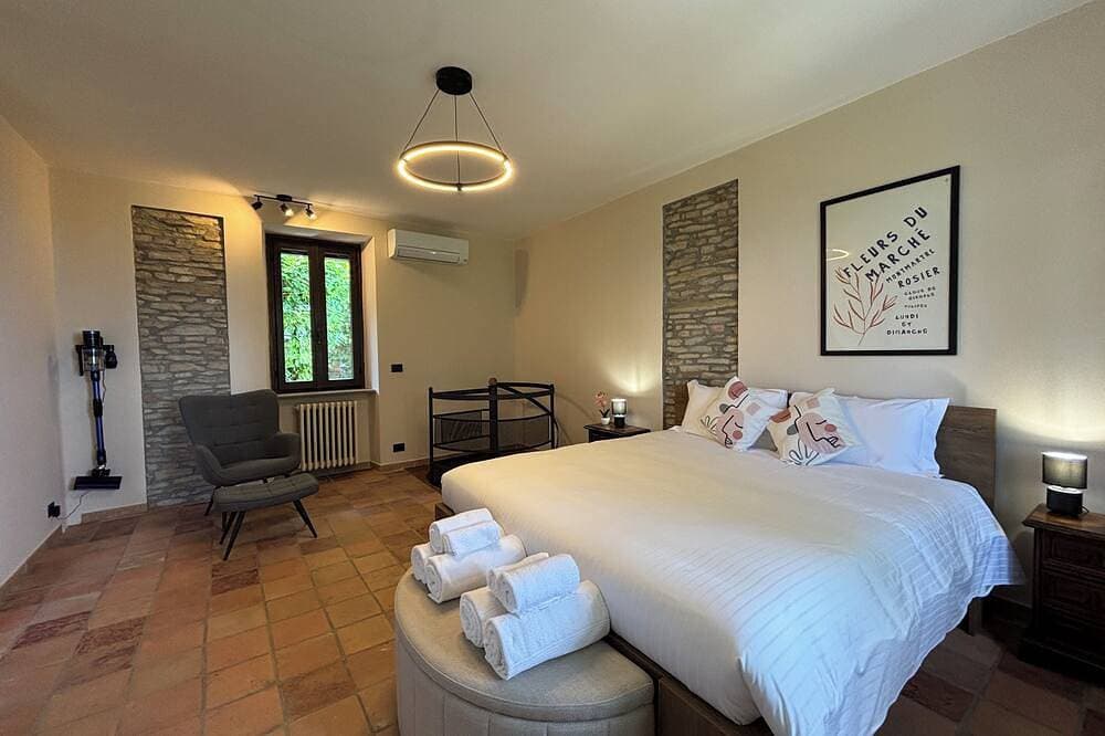 Foto 3 von 30: Relais Portaluna Serena / 1Br + Studio, Sleeps 4, Garden, Langhe Views