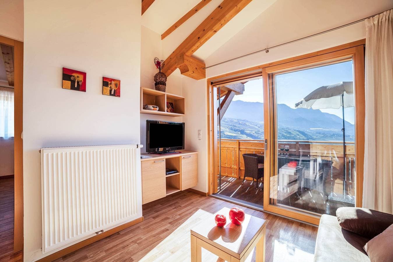 Foto 7 von 29: Ferienwohnung "Feldhof Apfeltraum" mit Salzwasser Pool, Panoramaliegewiese und Balkon