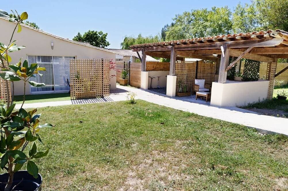 Vacation rental for 8 to 13 people with a heated indoor pool 1