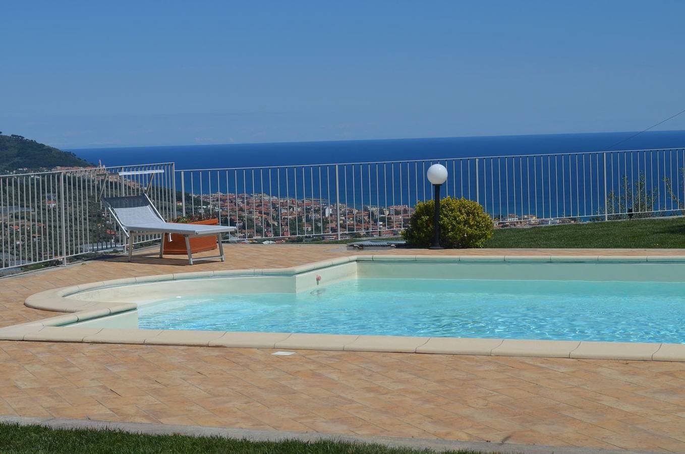 Elegante Pool-Villa mit fantastischem Meerblick und Garten 1