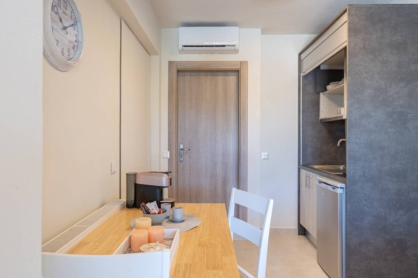 Foto 13 von 42: Einzimmerapartment 'Katerina' mit Bergblick, Wi-Fi und Klimaanlage