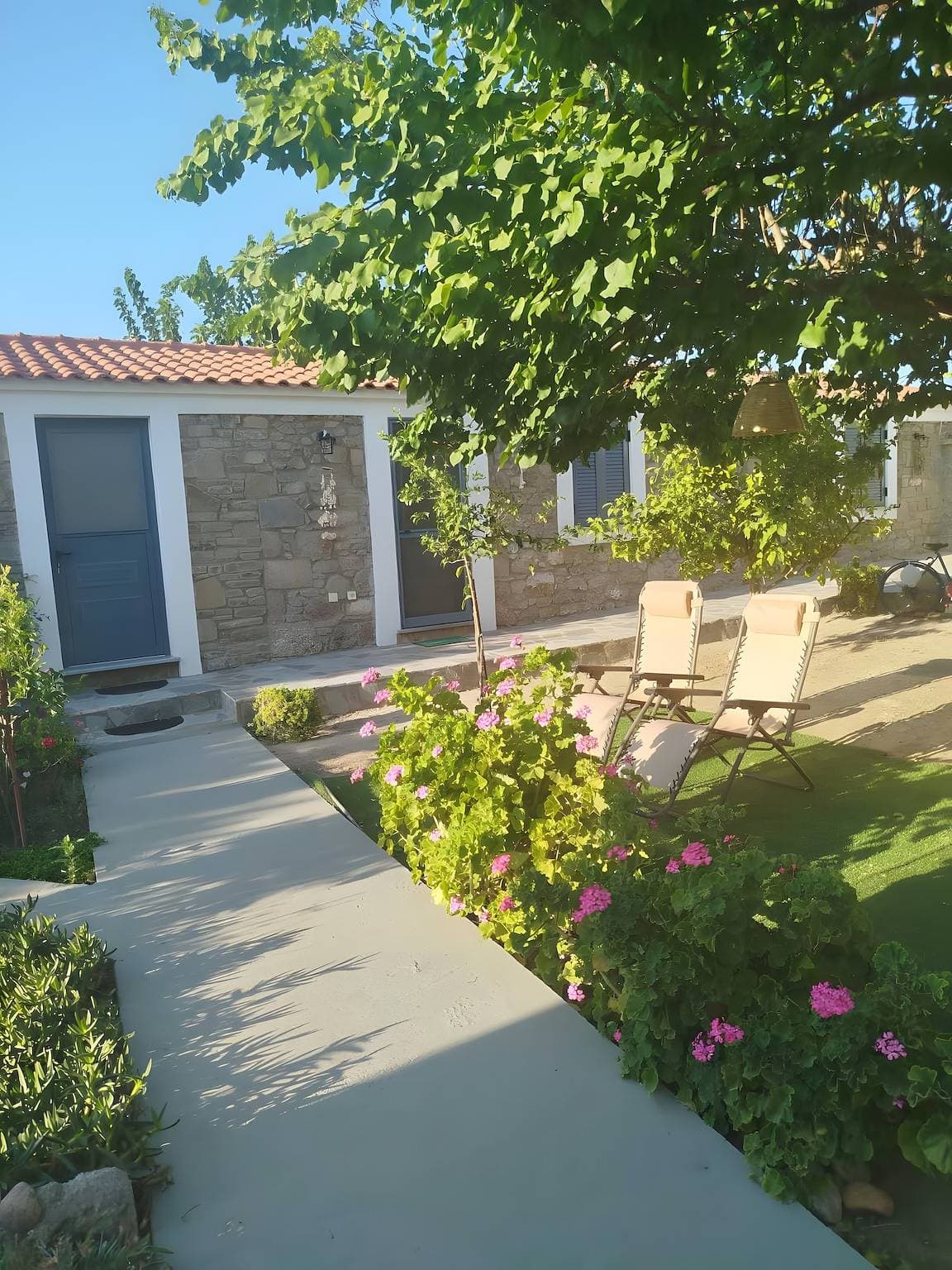 Foto 4 von 34: Ferienhaus 'Lilly Of Lemnos' mit Gemeinschaftsterrasse, privatem Garten & Klimaanlage
