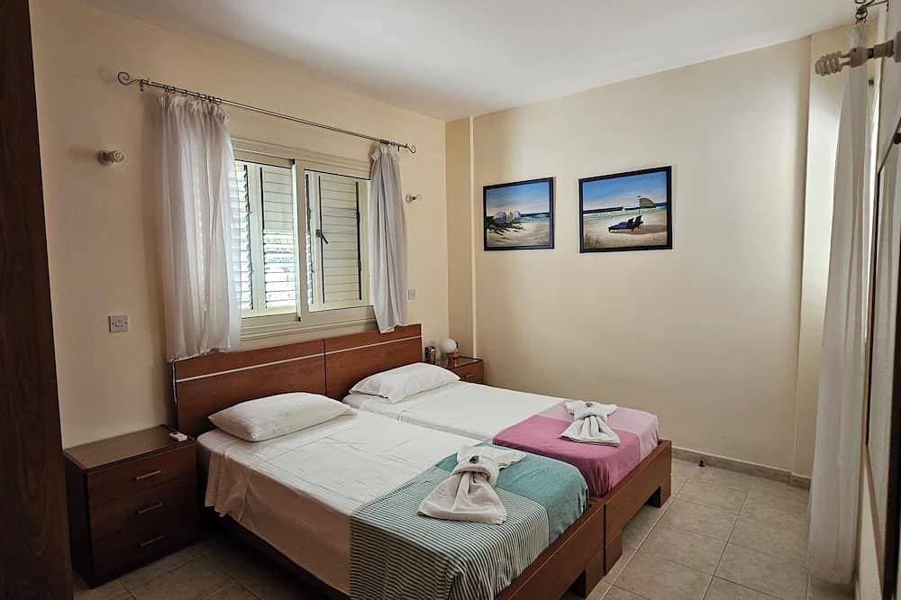 Foto 2 von 15: On the Beach House -Cozy bungalow in front of the Latsi beach. Best for families