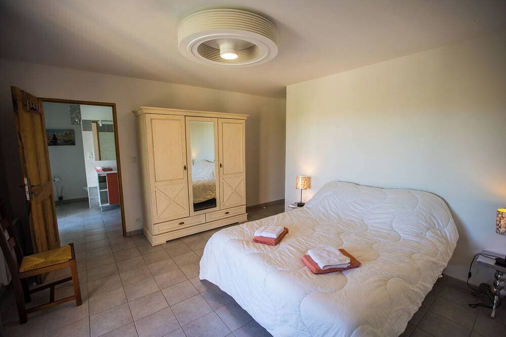 Foto 3 von 29: Villa Les Lavandes mit eigenem Pool und Multijet-Spa im Freien