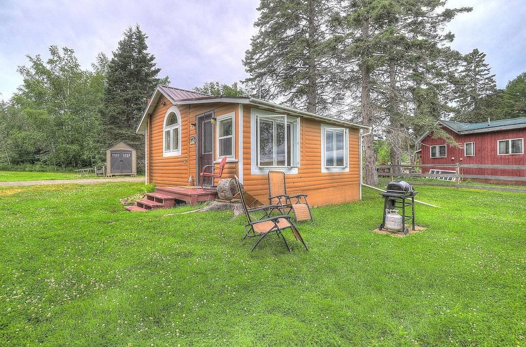 Foto 5 von 17: Cozy Haley Pond Waterfront Cottage in Downtown Rangeley
