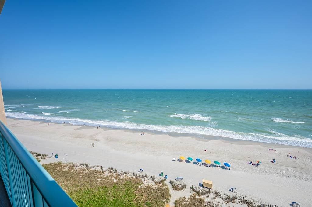 Foto 8 von 50: Heated Indoor Pools, Remodel Oceanfront King bed!