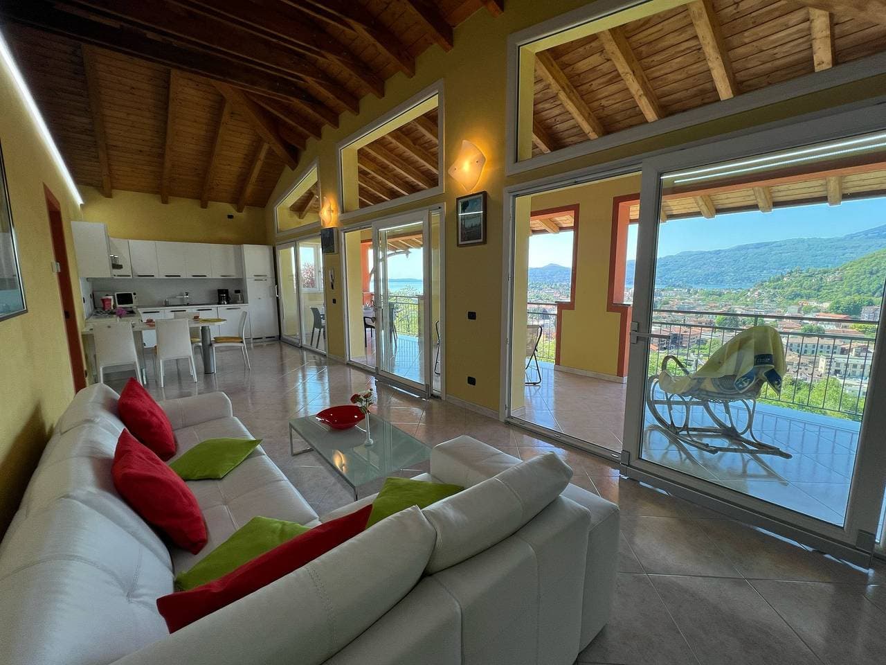 Foto 6 von 22: Penthouse Valentino with terrace lake view