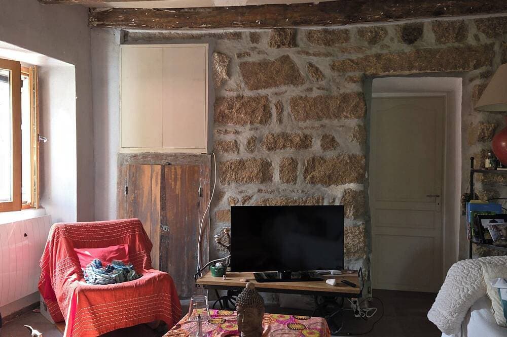Foto 6 von 10: Garden level for rent in typical Corsican house.