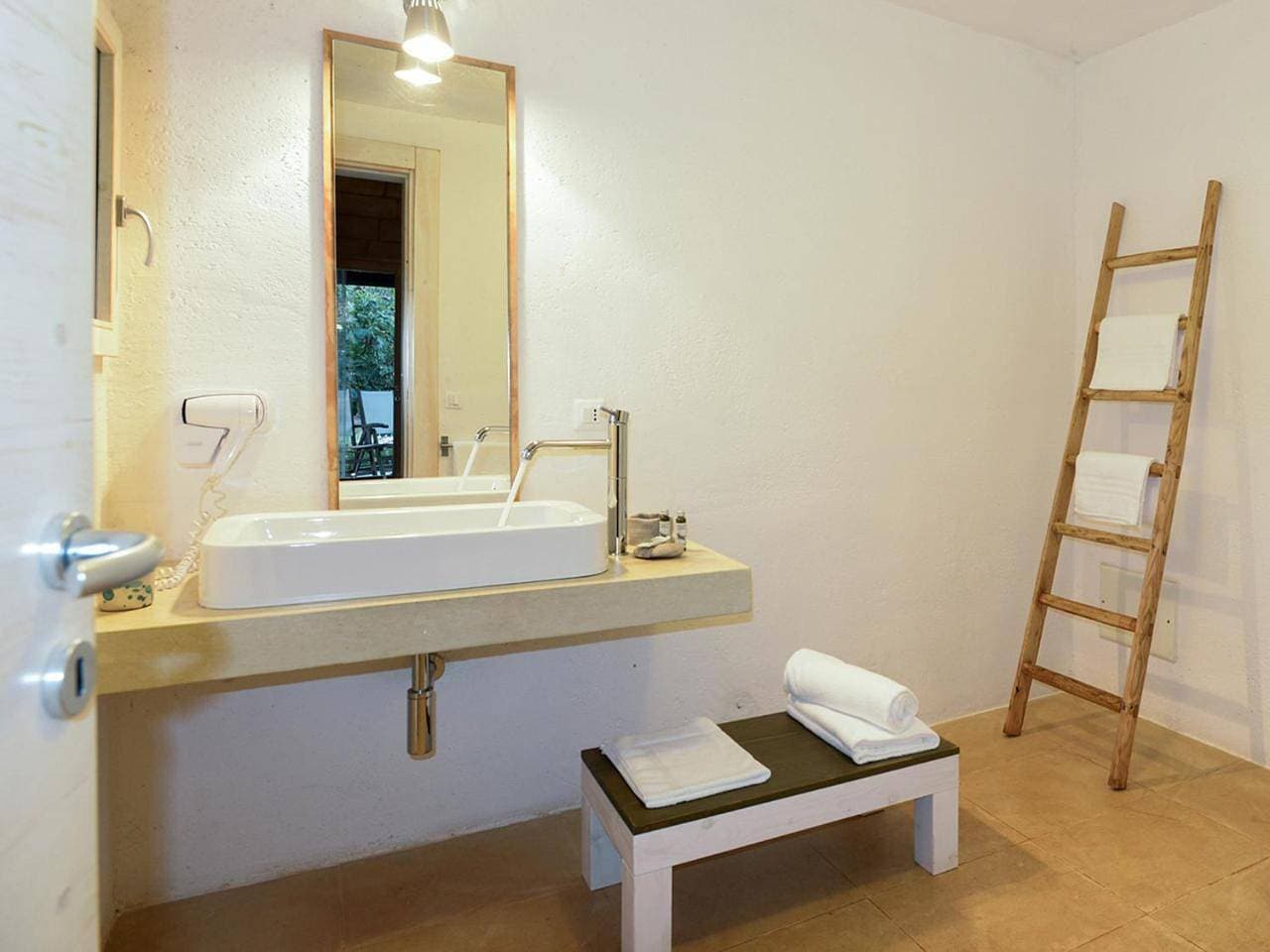 Foto 8 von 9: Large Double Room with Patio