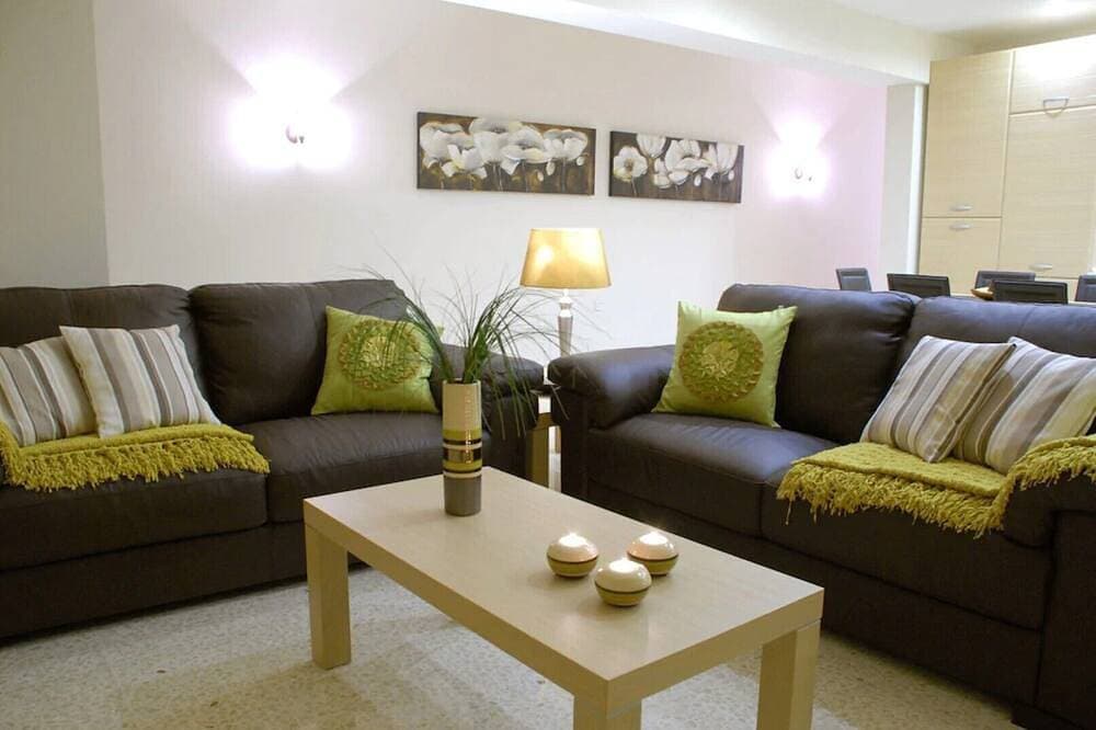 Foto 7 von 18: Superb villa 3, inviting pool and spacious outside space.Fully airconditioned.
