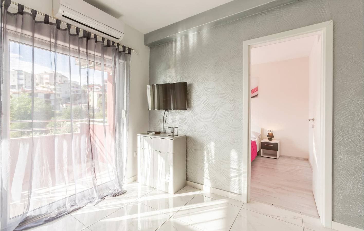 Foto 12 von 21: Gemütliche Ferienwohnung mit Pool und Terrasse, 2 km vom Strand Strobec entfernt