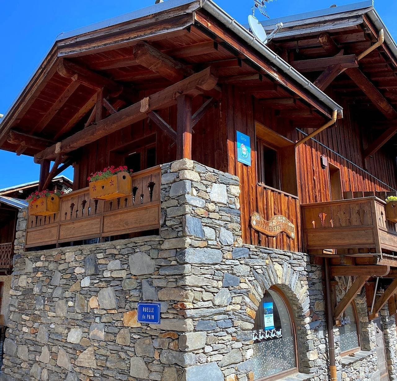 Foto 10 von 17: Ferienwohnung "L'edelweiss" mit Bergblick, privater Terrasse und WLAN