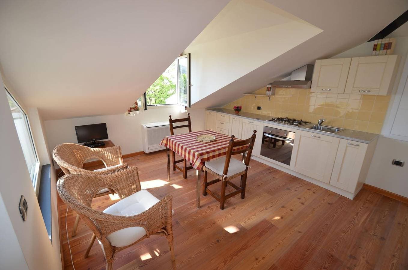 Foto 6 von 27: Helle Altbau-Mansardenwohnung mit romantischer Dachterrasse und Garten