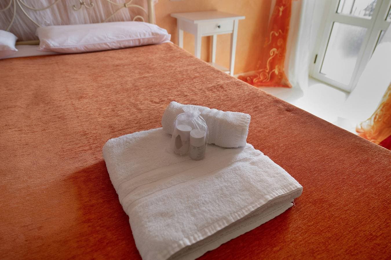 Foto 13 von 39: Bed and Breakfast 'Giardini Di Corte - Dalia' mit Seeblick, WLAN und Klimaanlage