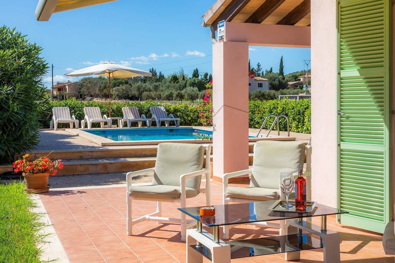 Foto 9 von 35: Klimatisiertes Ferienhaus am Meer mit Pool, Garten, Terrasse und WLAN