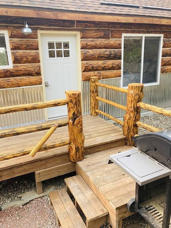 Foto 3 von 13: 8 miles to Mount Rushmore - Sleeps 2 - King Bed