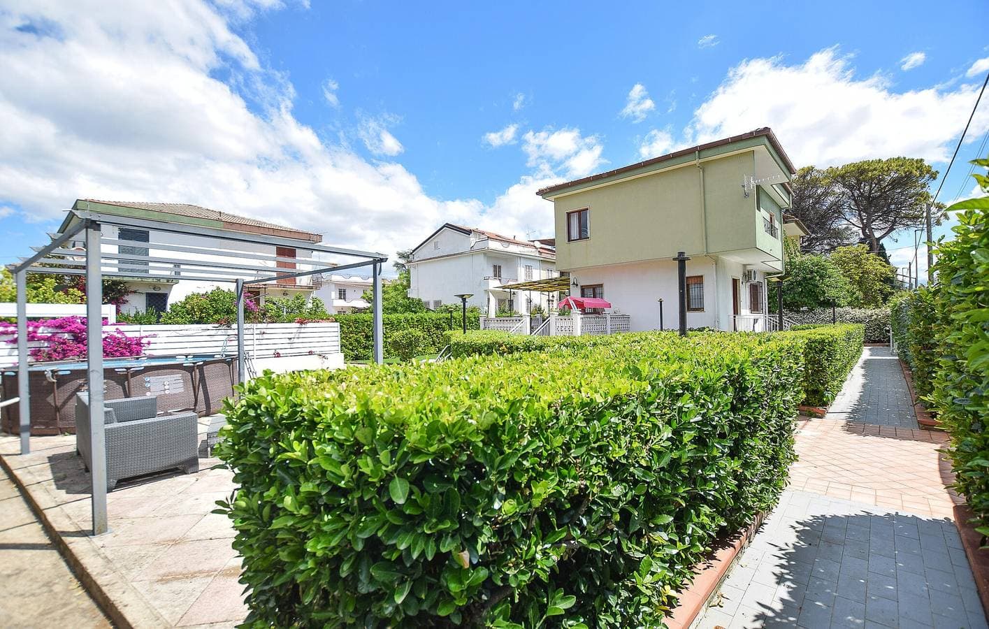 Foto 4 von 33: Appartement am Strand mit Pool, Terrasse und Garten