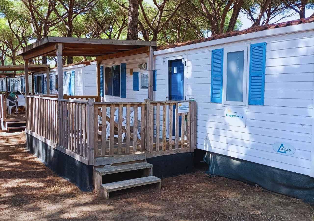 Foto 5 von 38: Mobilehome mit Klimaanlage, Pool und halbüberdachter Holzterrasse