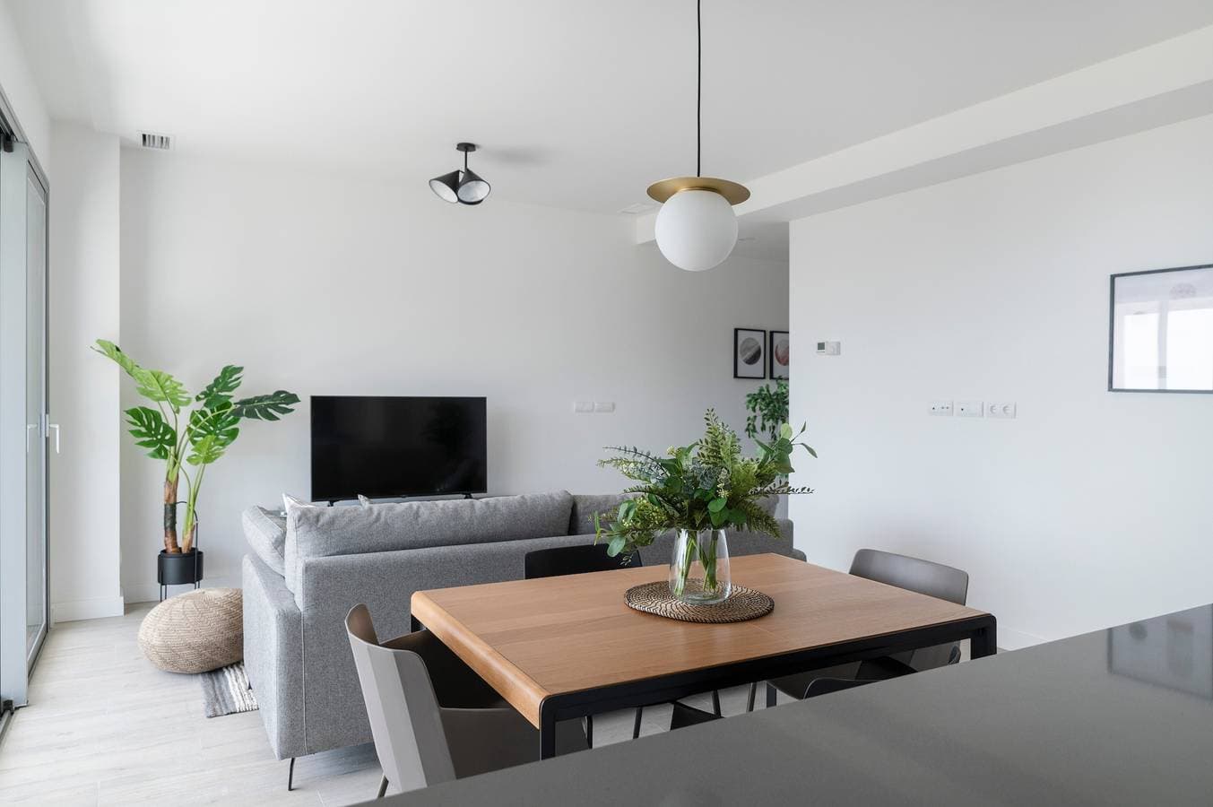 Foto 11 von 29: Zentrale Ferienwohnung mit Blick, gemeinschaftlich genutztem Pool und WLAN