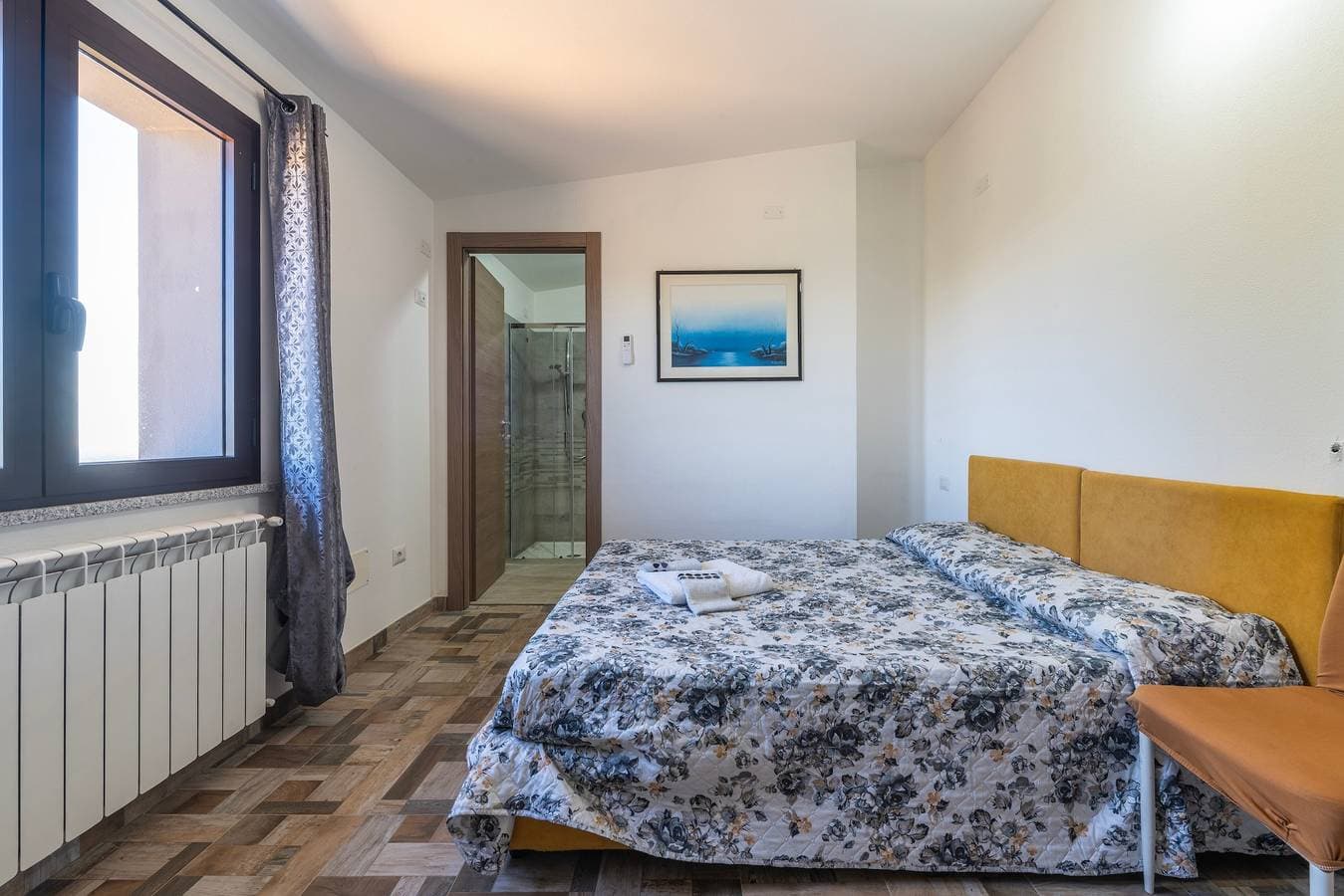 Foto 10 von 30: Zimmer 'Camera - Pisicinirgas' mit Bergblick, WLAN und Klimaanlage