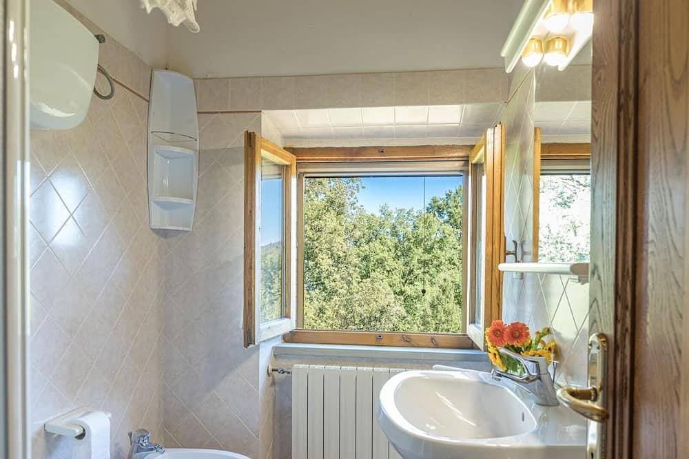 Foto 9 von 30: Das Haus hat 10 Schlafplätze. Im Ergeschoß gibt es einen großes Wohnzimmer mit Kamin, eine Küche, ei