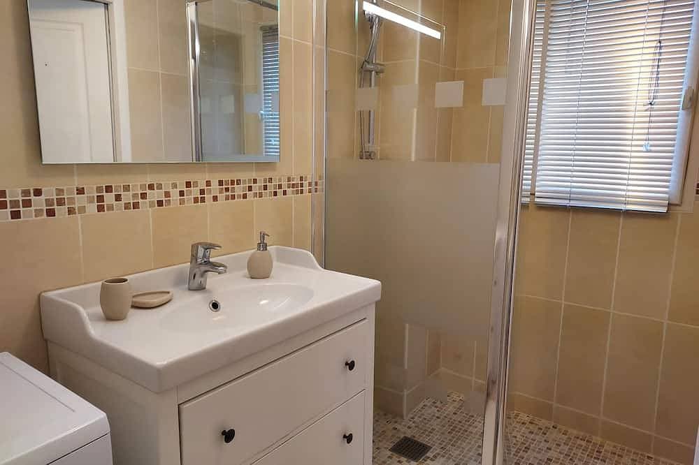 Foto 4 von 16: Charming Cottage for 2–4 Guests, in a Park with Swimming Pool