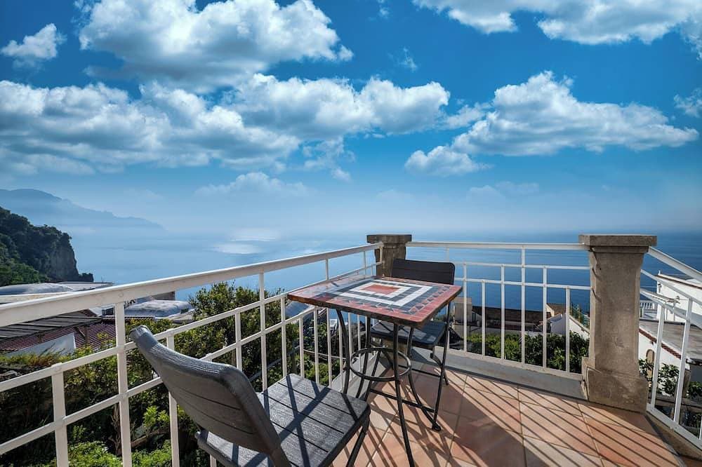 Lady Gilda Terrasse mit Blick aufs Meer 1