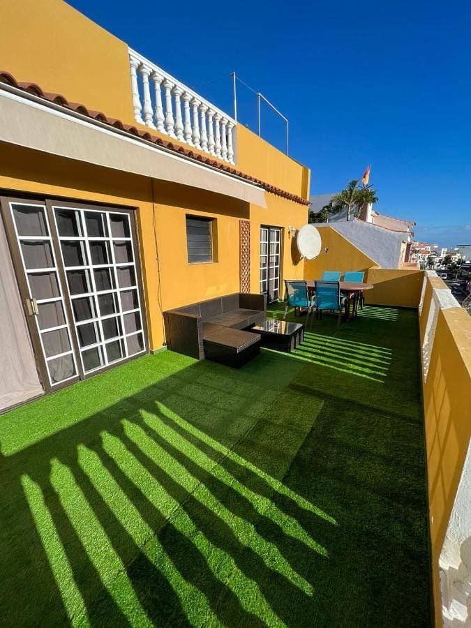 Große Terrasse mit Esstisch, Markise. Einfach 1