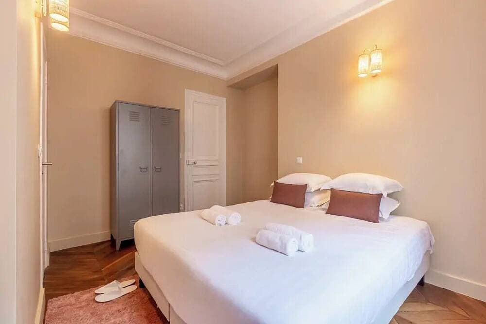 Foto 7 von 16: Stylish City Lights Escape – 2-Bedroom Gem In Central Paris